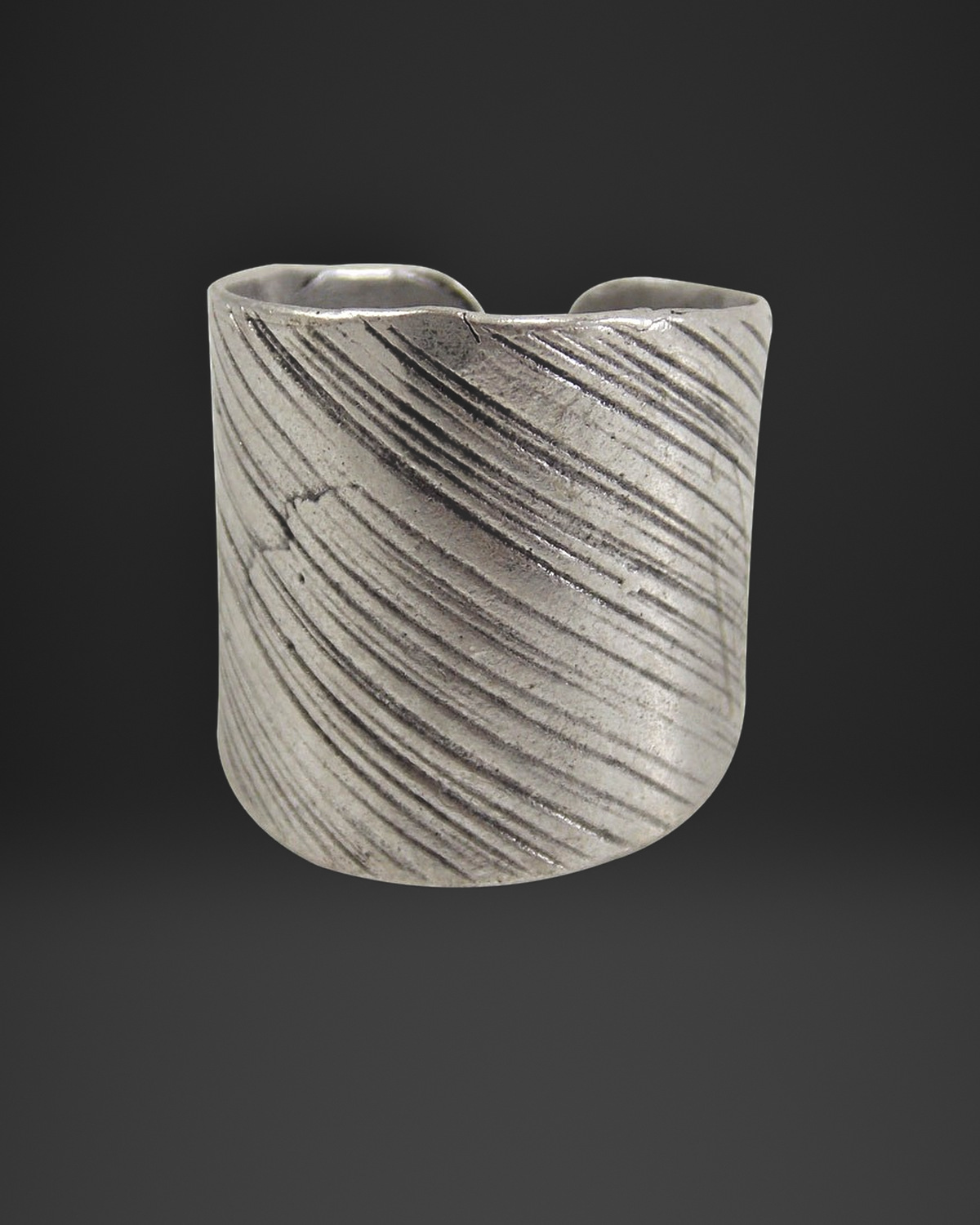 Diagonal Line Saddle Ring